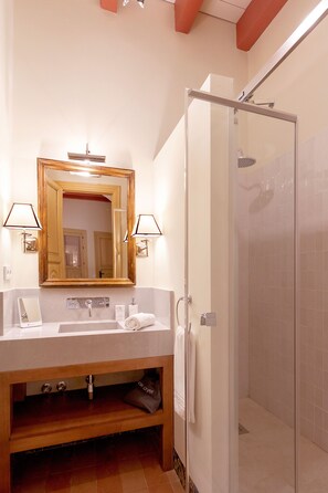 Dusche, Haartrockner, Handtücher