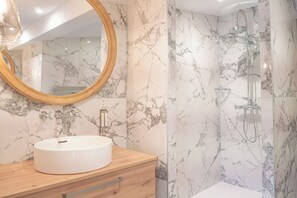 Shower, hair dryer, towels, soap - Le 1789, Gîte Haut de Gamme Pour les Amoureux de Rêverie, Avec Piscine et Sauna (Pézenas)