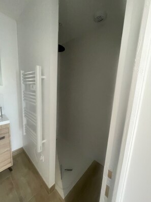 Douche, sèche-cheveux, serviettes fournies