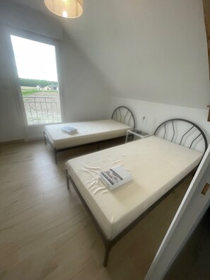 2 slaapkamers, een strijkplank/strijkijzer, reisbedje, gratis wifi
