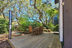 Outdoor dining - Beachcomber – Small Space, Big Paradise (Topsail Beach)