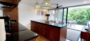 Cafeteira/chaleira, geladeira, micro-ondas, fogão