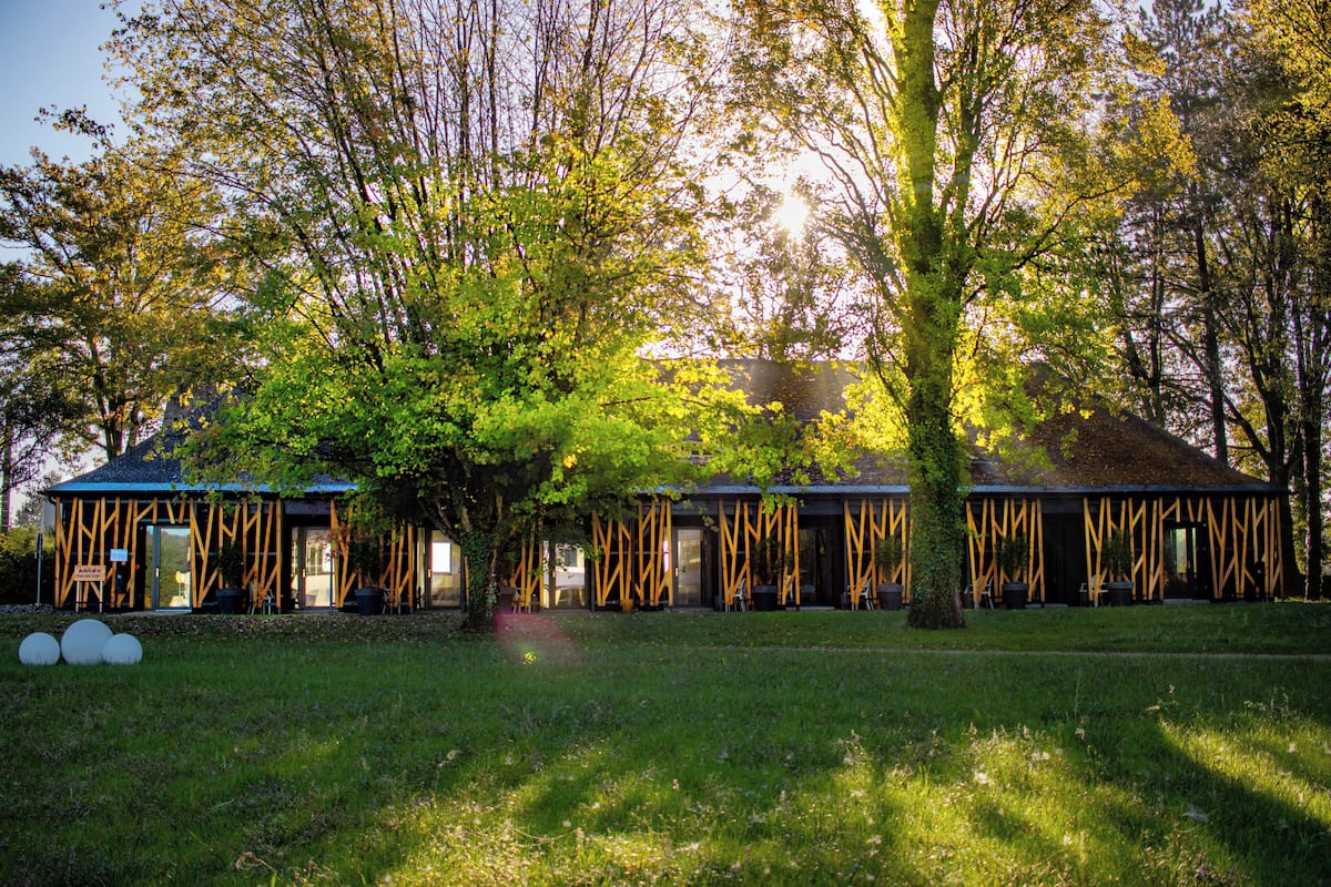 خزنة داخل الغرفة وطراز فريد لكل وحدة وستائر تعتيم ومكواة/لوح كي