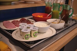 Daily continental breakfast (EUR 16.9 per person) - La Reposée Hôtel Restaurant Spa (Liffre)