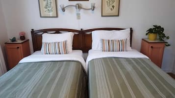 2 bedrooms, desk, WiFi, bed sheets