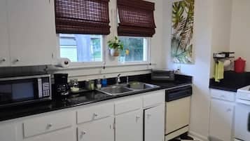 Lemari es, microwave, kompor, dan mesin pembuat kopi/teh