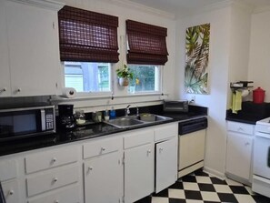 Refrigerador, microondas, placa de cocina, cafetera/tetera