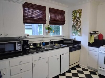 Modern 2-Bedroom Urban Retreat Near Downtown Lafayette