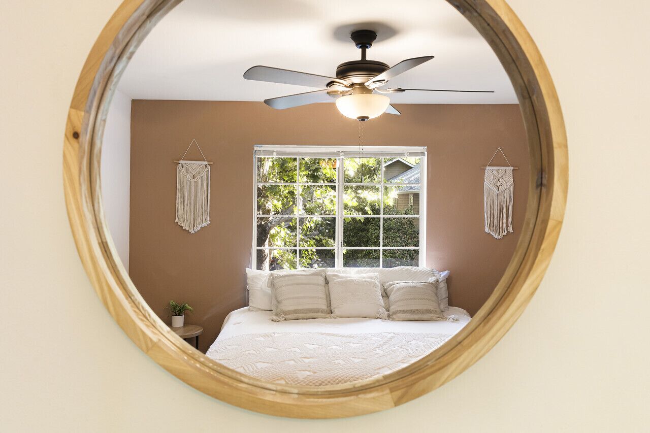 Escritorio, tabla de planchar con plancha, cuna de viaje y wifi