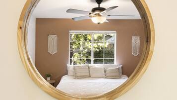 Escritorio, tabla de planchar con plancha, cuna de viaje y wifi