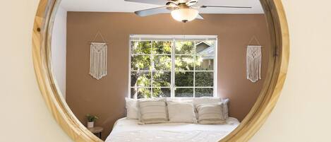 Työpöytä, silitysrauta/-lauta, vauvan matkasänky, Wi-Fi