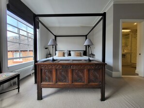 4 bedrooms, desk, free WiFi, bed sheets
