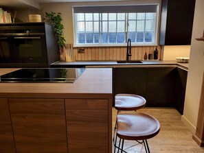 Kjøleskap, oppvaskmaskin, brødrister og kjøkkenøyer