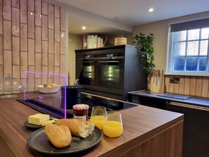 Réfrigérateur, lave-vaisselle, grille-pain, îlot de cuisine