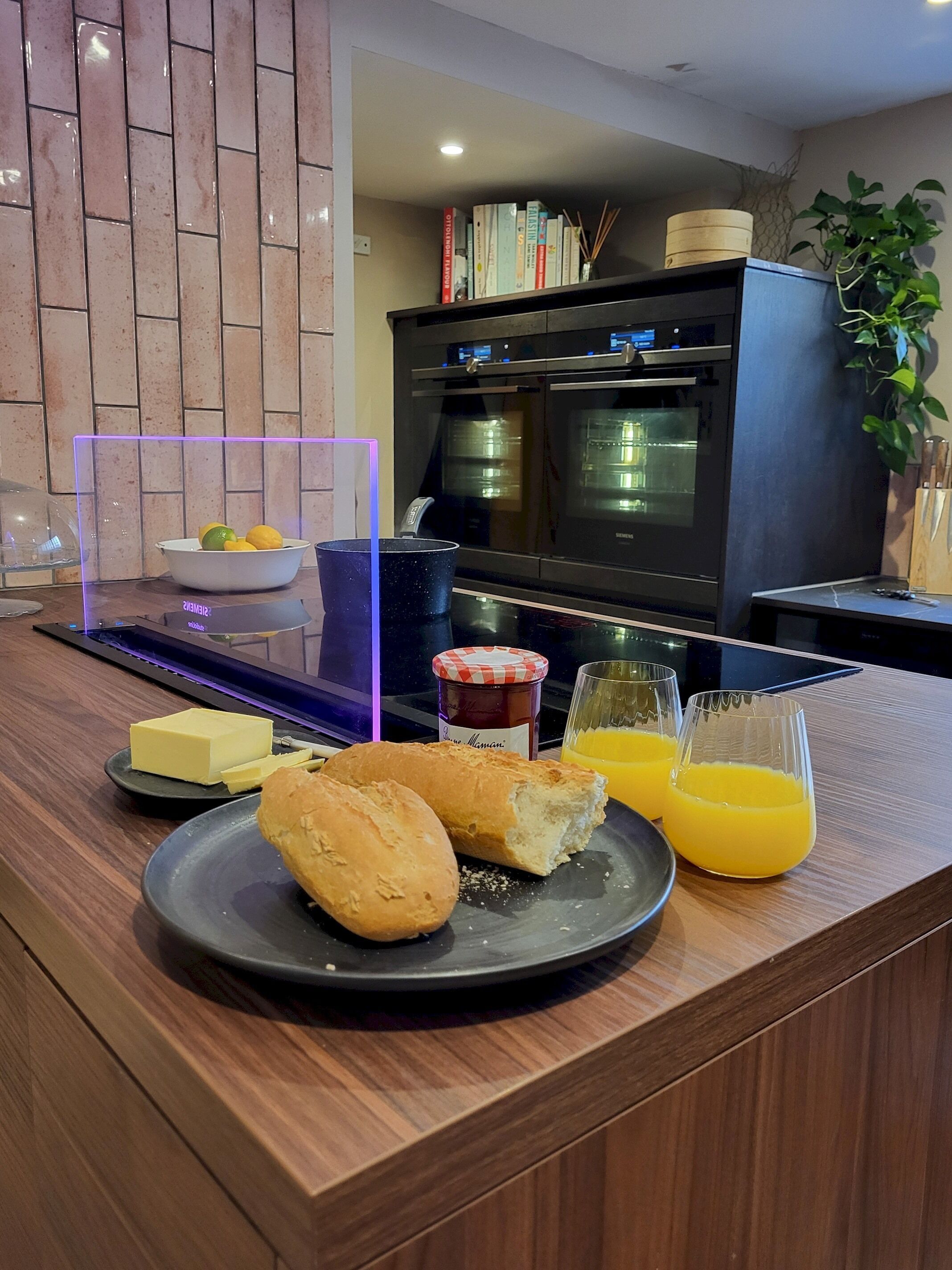 Jääkaappi, astianpesukone, leivänpaahdin, keittiösaareke