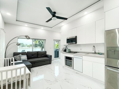 Private Hollywood Guest suite, 1 bedroom, full kitchen, full bathroom