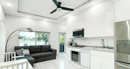 Private Hollywood Guest suite, 1 bedroom, full kitchen, full bathroom
