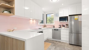 Fridge, microwave, oven, stovetop - Inish by Experience Jervis Bay (Huskisson)