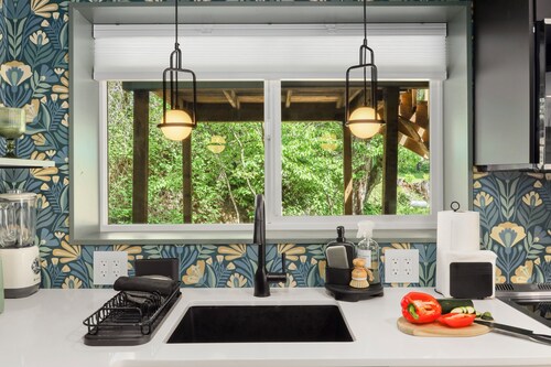 Casa Bruna creekside home in the heart of the Gorge