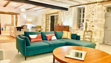 TV connectée, lecteur de DVD, table de tennis de table, livres