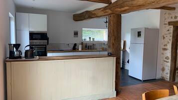 Réfrigérateur, micro-ondes, four, plaque de cuisson