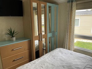 3 bedrooms, iron/ironing board, travel cot, Internet - Buttercup Lodge, stunning pet-free Lodge on Rockley Park, Poole Harbour, Dorset. (Poole)