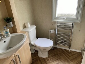 Shower, hair dryer, soap, toilet paper - Buttercup Lodge, stunning pet-free Lodge on Rockley Park, Poole Harbour, Dorset. (Poole)