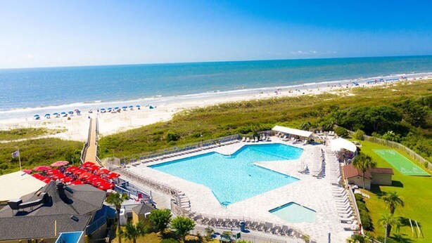 A resort with a large central pool, beach access, and a view of the ocean. - Beach and Tennis Resort Villa (Hilton Head Island)