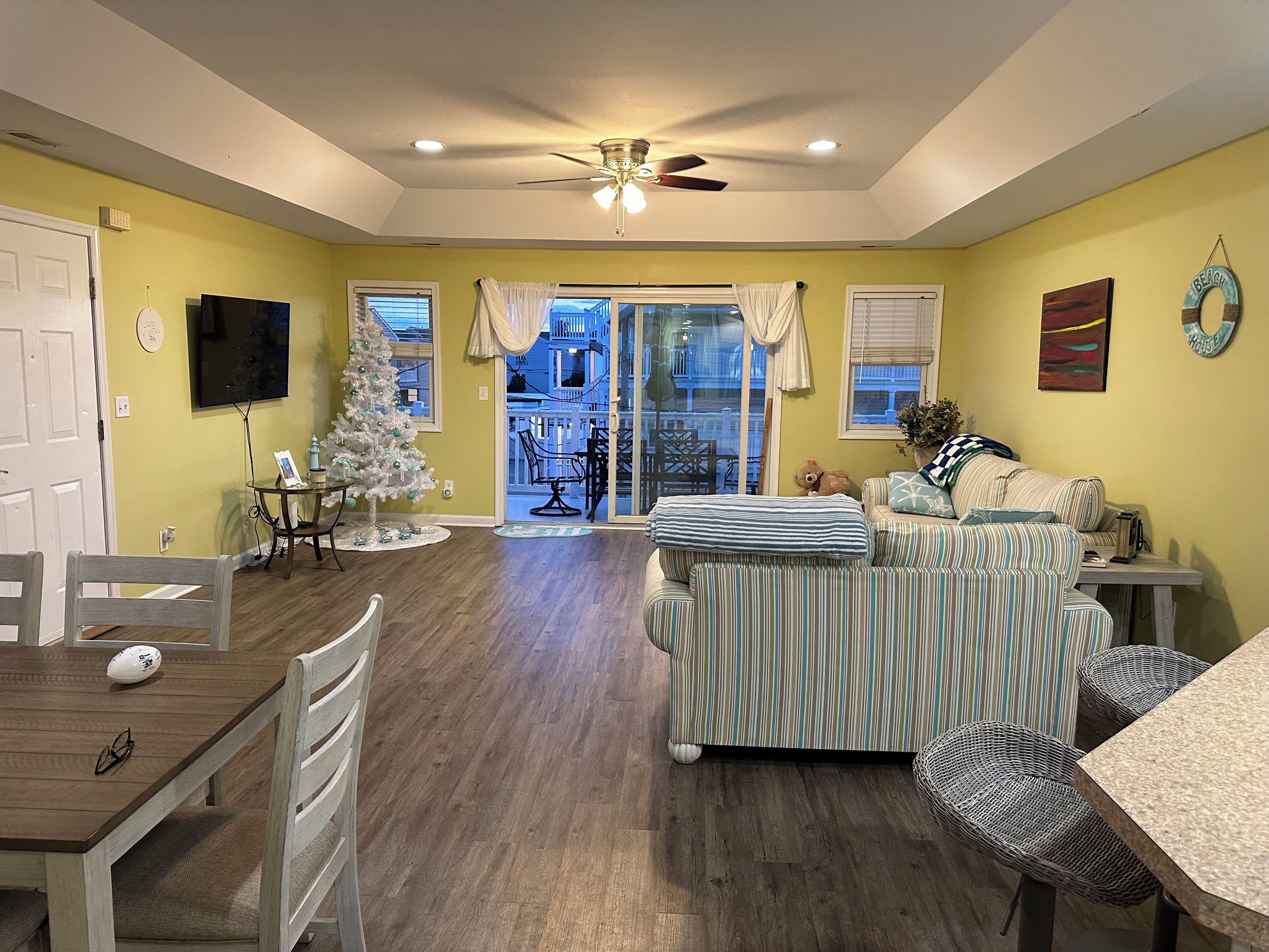 Stunning beach condo 1.5 half block, 5 mins walk from Wildwood beach & Boardwalk