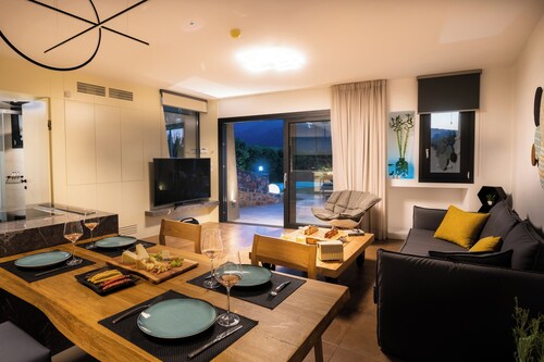 LITHARI JR VILLA PRIVATE POOL, FITNESS AREA, MOUNTAIN RETREAT