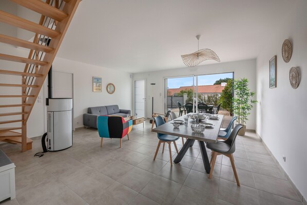 المنشأة من الداخل