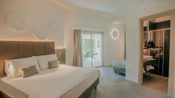 2 間睡房、羽絨被、迷你吧、房內夾萬