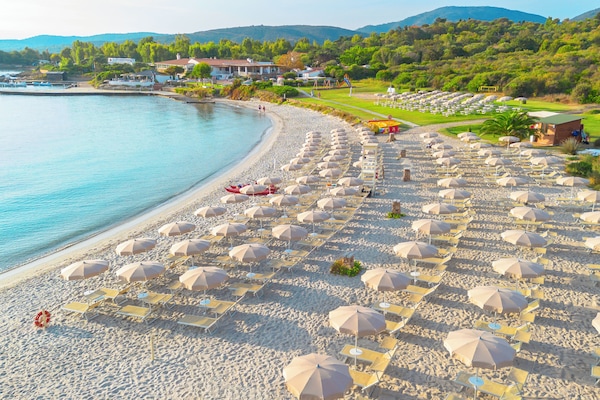 Private beach, white sand, sun loungers, beach towels