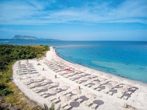 Privatstrand, weißer Sandstrand, Liegestühle, Strandtücher