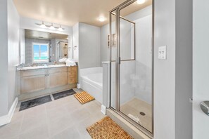 Lejlighed - flere senge (Aqua Resort 903) | Badeværelse | Håndklæder, Sæbe, Toiletpapir