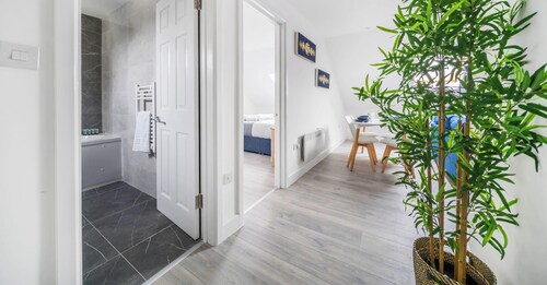 Town Centre Apartment | Sleeps 4 | FREE WiFi