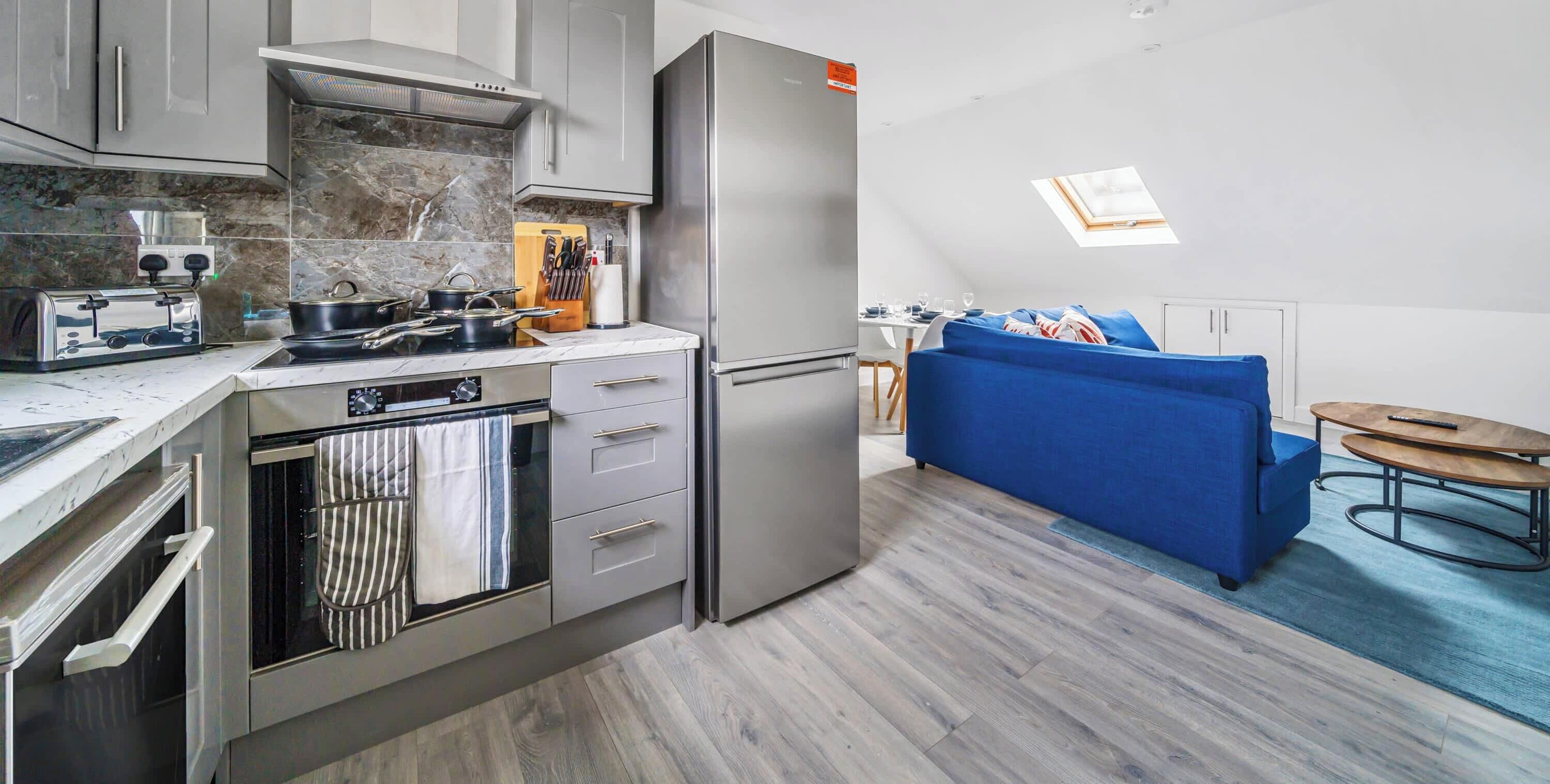 Réfrigérateur, micro-ondes, four, plaque de cuisson