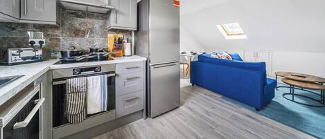 Réfrigérateur, micro-ondes, four, plaque de cuisson