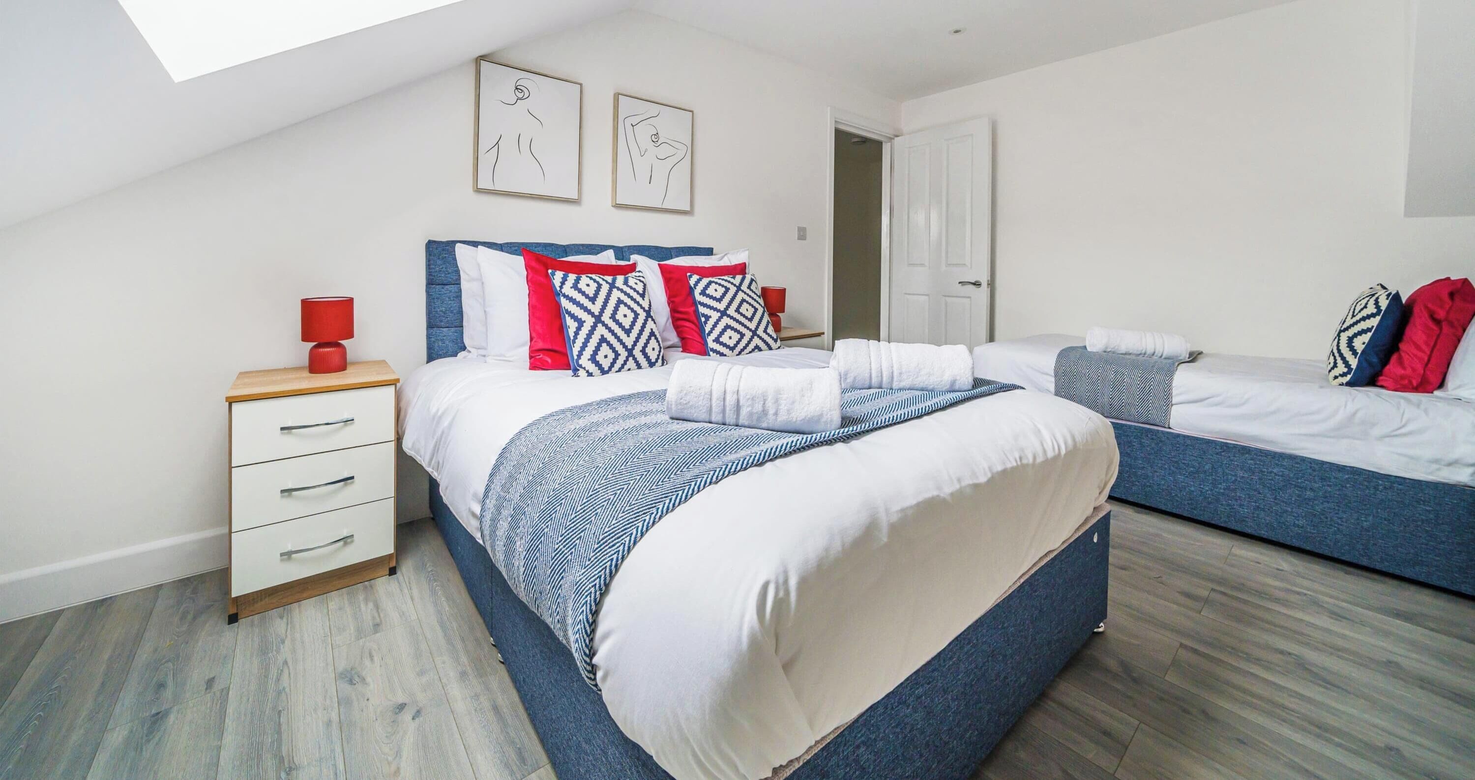 1 dormitorio, escritorio, tabla de planchar con plancha y wifi