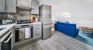 Fridge, microwave, oven, stovetop - Spacious Town Centre Apt | Sleeps 4 | FREE WiFi (Aldershot)