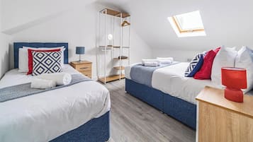 1 dormitorio, escritorio, tabla de planchar con plancha y wifi