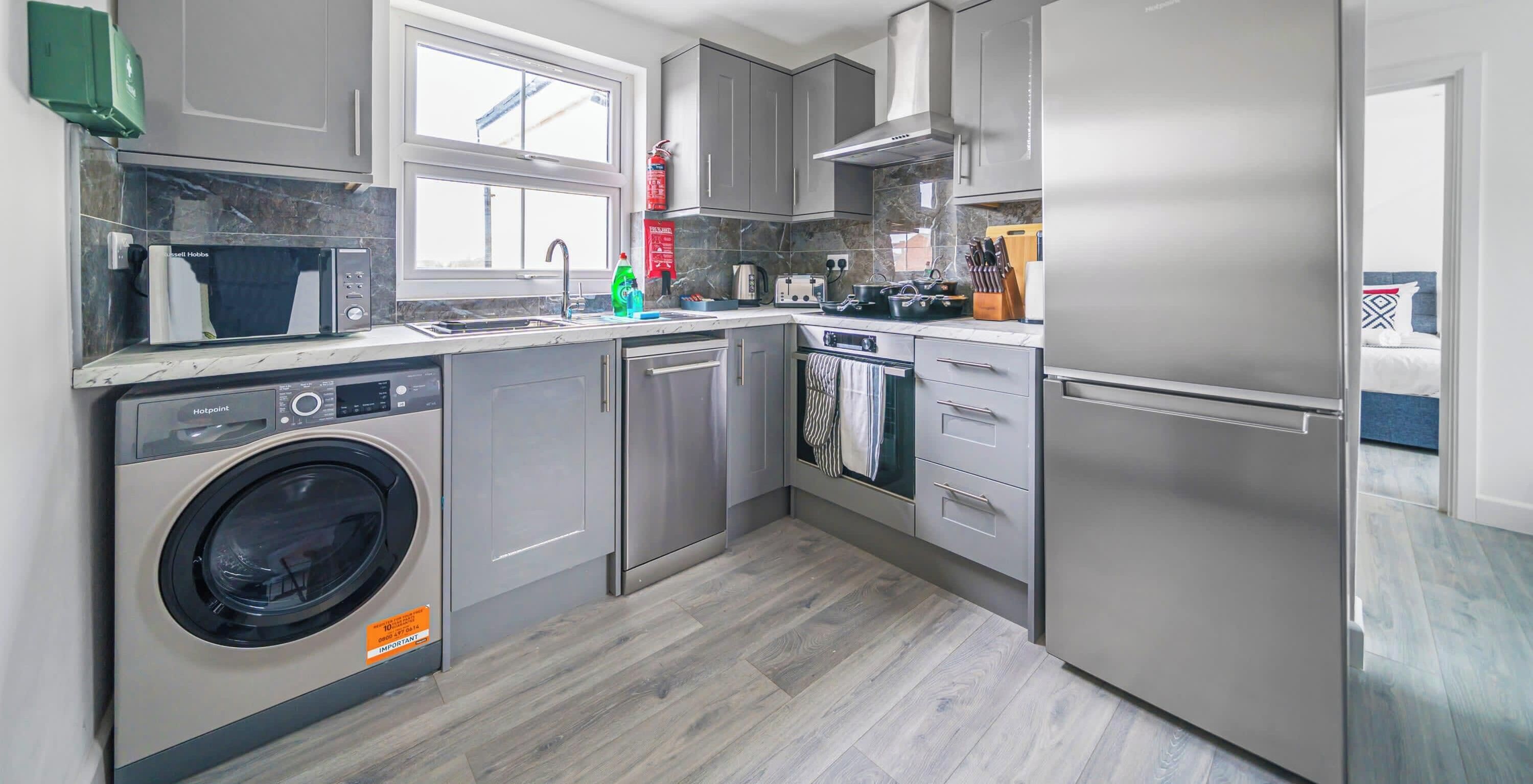 Frigorífico, microondas, horno y placa de cocina