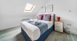 1 bedroom, desk, iron/ironing board, WiFi - Spacious Town Centre Apt | Sleeps 4 | FREE WiFi (Aldershot)