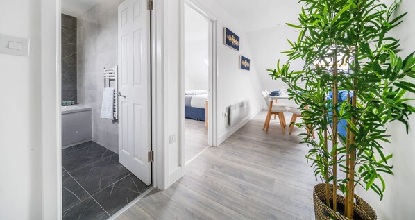 Interior - Spacious Town Centre Apt | Sleeps 4 | FREE WiFi (Aldershot)