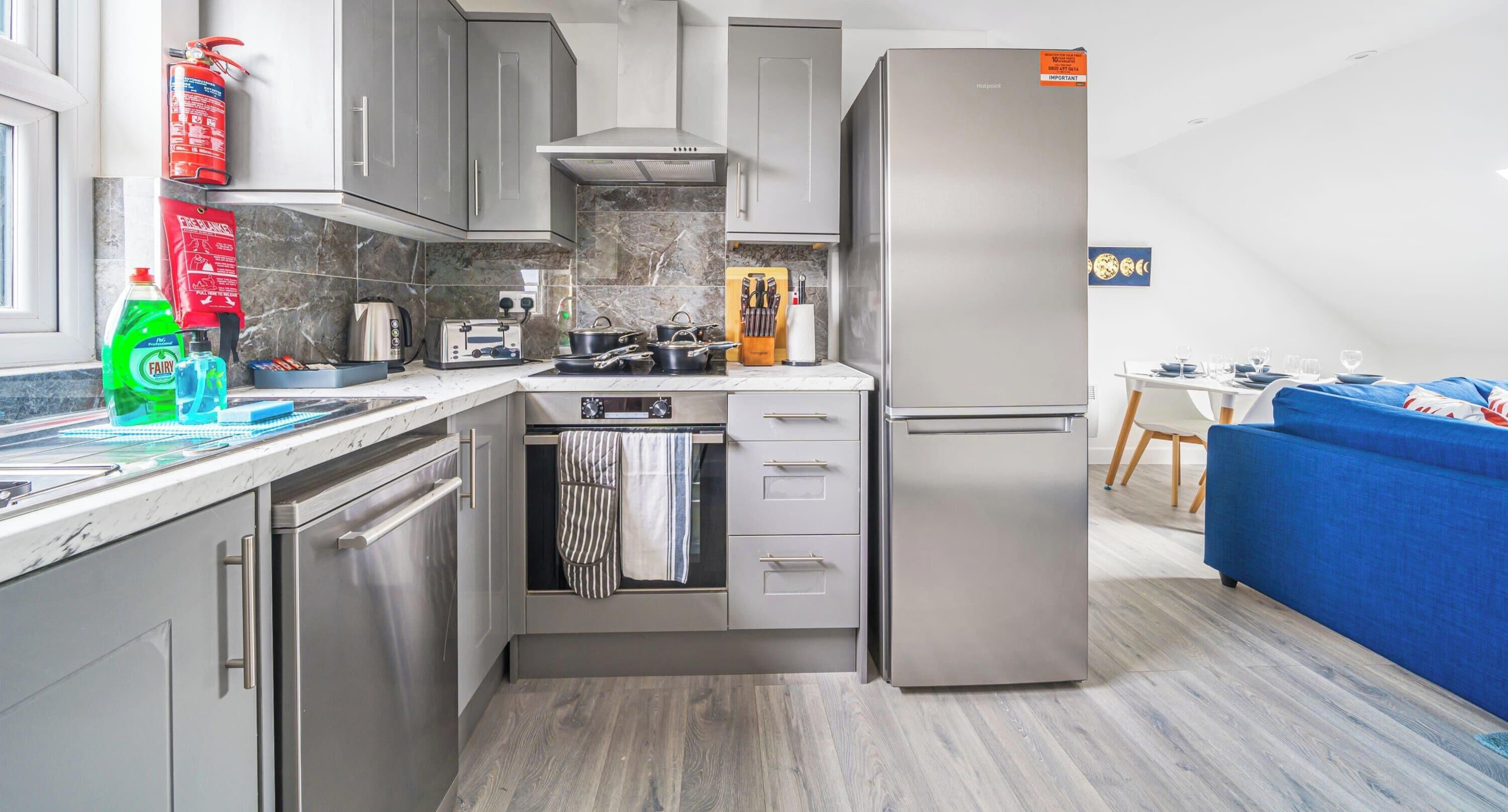 Frigorífico, microondas, horno y placa de cocina