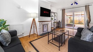 TV, offices - Cozy 3 Bedroom House in Camberley, Free Parking (Camberley)