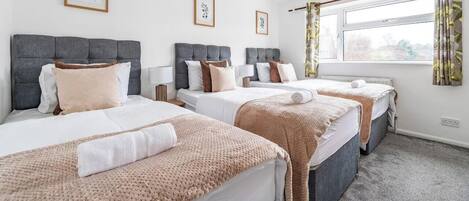 3 habitaciones, escritorio, tabla de planchar con plancha y wifi