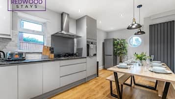 Køleskab, mikrobølgeovn, ovn, kogeplade