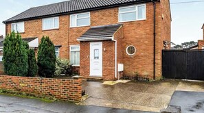 Exterior - Cozy 3 Bedroom House in Camberley, Free Parking (Camberley)