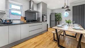 Fridge, microwave, oven, stovetop - Cozy 3 Bedroom House in Camberley, Free Parking (Camberley)